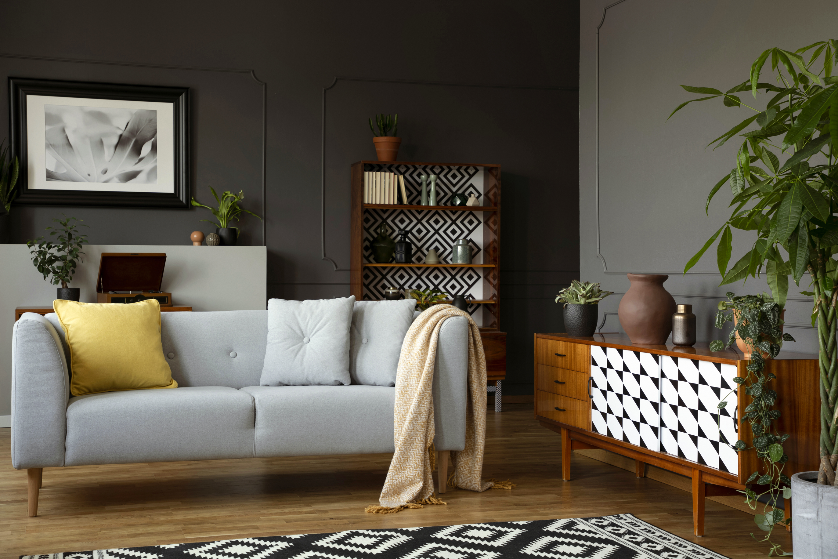 Opções de decoração: manta ou almofadas no seu sofá?